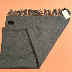 New Vince 100% Merino Wool/Laine Scarf. Gray.